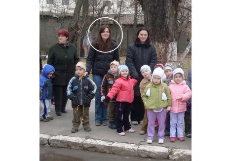 BOLNAVĂ DE BĂTAIE. Daniela Barta (foto mijloc), educatoare la o grupă cu peste 20 de copii de 4 ani, îşi impune punctul de vedere cu înjurături şi cu bătaie. Din toamnă, se va muta de la Grădiniţa 56 Nufărul la o alta, unde, probabil, o va lua de la capăt. Până atunci s-a "îmbolnăvit" şi se ascunde...